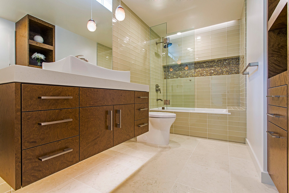 Exemple d'une salle de bain principale tendance en bois brun de taille moyenne avec un placard à porte plane, une baignoire posée, un carrelage beige, un carrelage en pâte de verre, un mur beige, un sol en calcaire, une vasque, un plan de toilette en quartz modifié, un sol beige et une cabine de douche à porte coulissante.