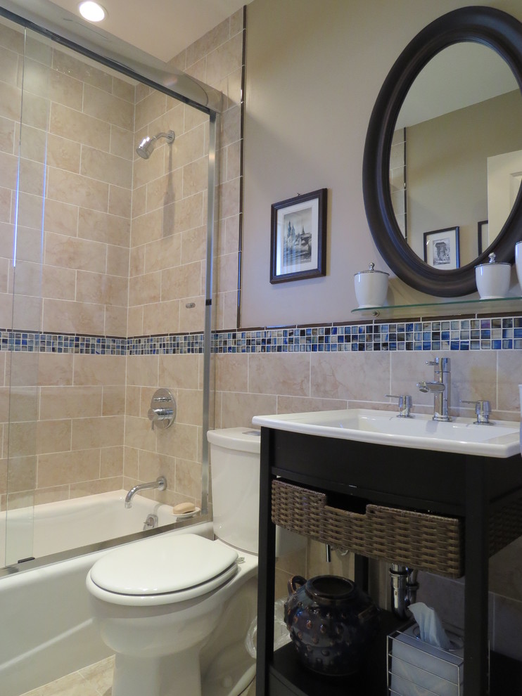 Exemple d'une salle de bain chic en bois foncé de taille moyenne avec un mur beige, un sol en carrelage de céramique, un lavabo intégré, un placard en trompe-l'oeil, une baignoire en alcôve, un combiné douche/baignoire, WC séparés et un plan de toilette en quartz modifié.