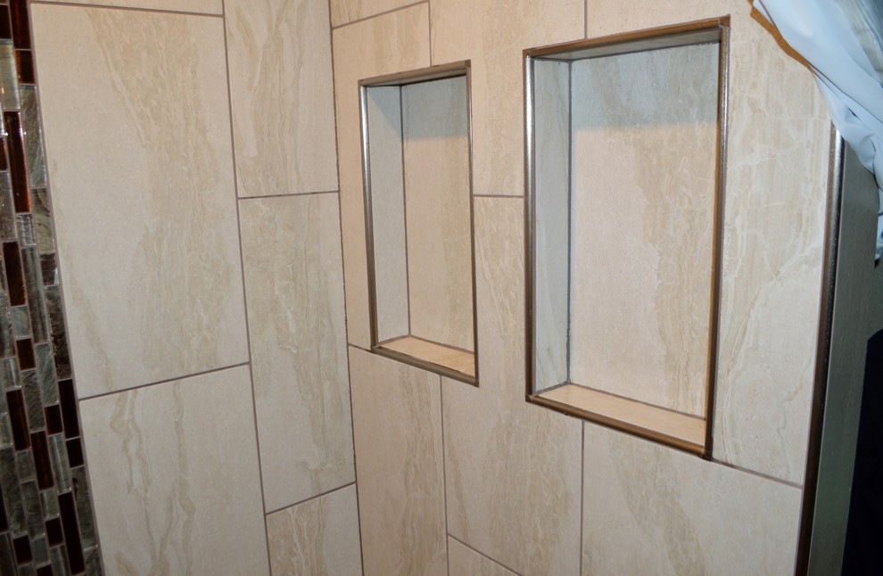 Стильный дизайн: ванная комната среднего размера в стиле модернизм с серой плиткой - последний тренд