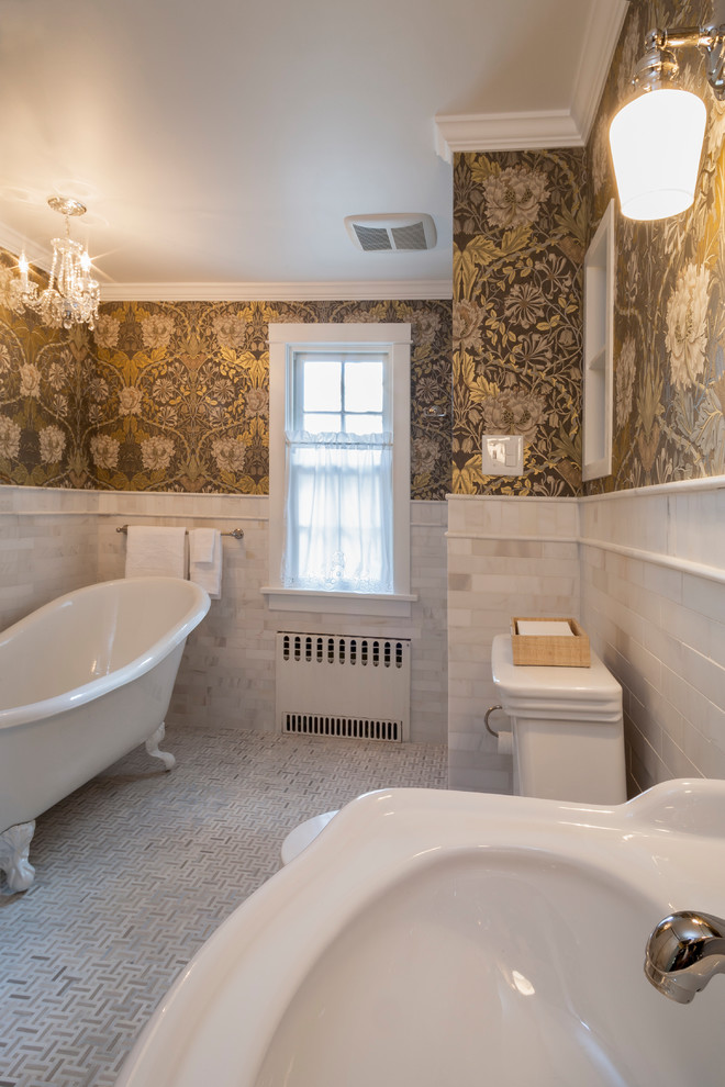 Idéer för att renovera ett mellanstort lantligt badrum, med öppna hyllor, ett fristående badkar, vit kakel, marmorkakel, en toalettstol med separat cisternkåpa, flerfärgade väggar, marmorgolv, ett piedestal handfat och vitt golv
