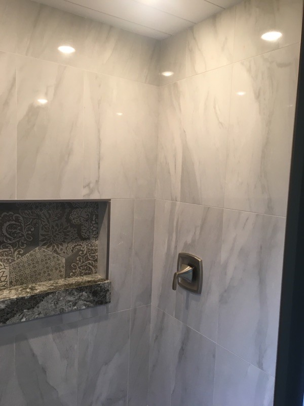 Inspiration för ett mellanstort funkis en-suite badrum, med skåp i shakerstil, vita skåp, en dusch i en alkov, grå kakel, porslinskakel, blå väggar, klinkergolv i porslin, bänkskiva i kvarts, grått golv och dusch med gångjärnsdörr