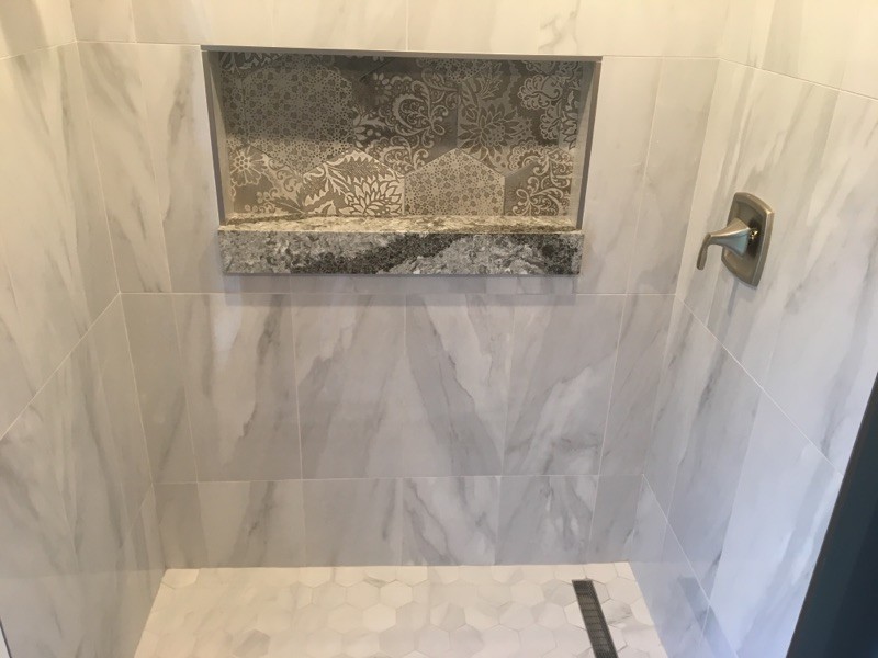 Inspiration för mellanstora moderna en-suite badrum, med skåp i shakerstil, vita skåp, en dusch i en alkov, grå kakel, porslinskakel, blå väggar, klinkergolv i porslin, bänkskiva i kvarts, grått golv och dusch med gångjärnsdörr