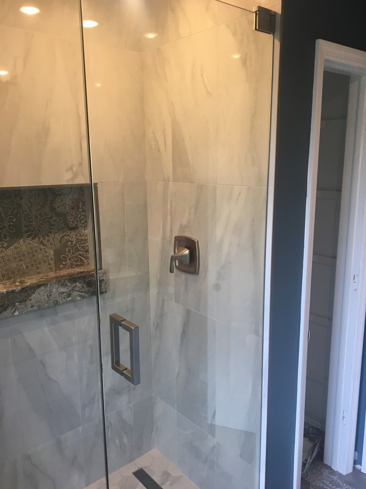 Foto på ett mellanstort funkis en-suite badrum, med skåp i shakerstil, vita skåp, en dusch i en alkov, grå kakel, porslinskakel, blå väggar, klinkergolv i porslin, bänkskiva i kvarts, grått golv och dusch med gångjärnsdörr