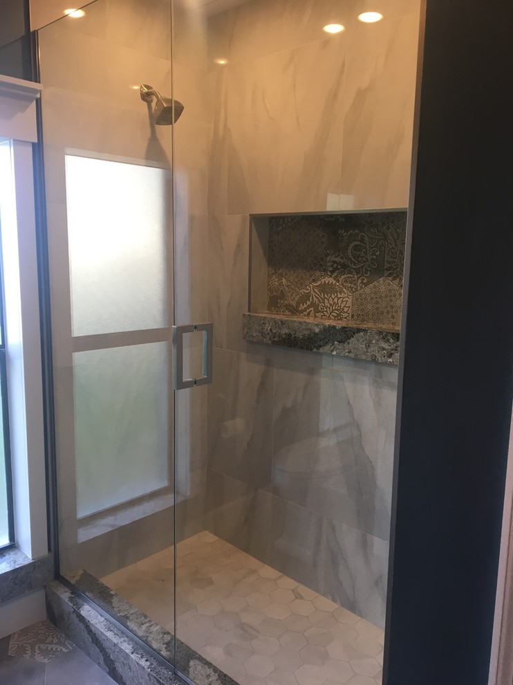 Inredning av ett modernt mellanstort en-suite badrum, med skåp i shakerstil, vita skåp, en dusch i en alkov, grå kakel, porslinskakel, blå väggar, klinkergolv i porslin, bänkskiva i kvarts, grått golv och dusch med gångjärnsdörr