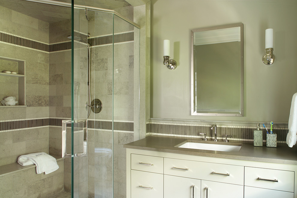 Пример оригинального дизайна: ванная комната среднего размера в классическом стиле с плоскими фасадами, белыми фасадами, двойным душем, бежевой плиткой, каменной плиткой, бежевыми стенами, полом из керамической плитки, врезной раковиной и столешницей из известняка