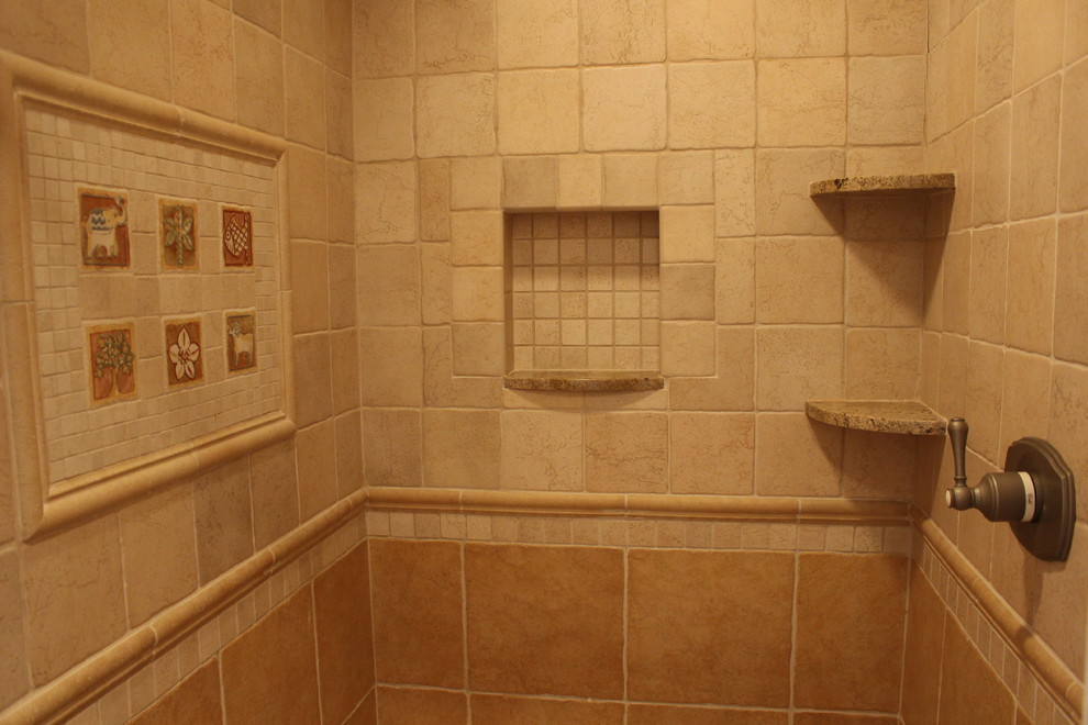 Foto på ett mellanstort vintage badrum för barn, med luckor med upphöjd panel, beige skåp, en öppen dusch, en toalettstol med separat cisternkåpa, flerfärgad kakel, porslinskakel, beige väggar, klinkergolv i porslin, ett undermonterad handfat och granitbänkskiva