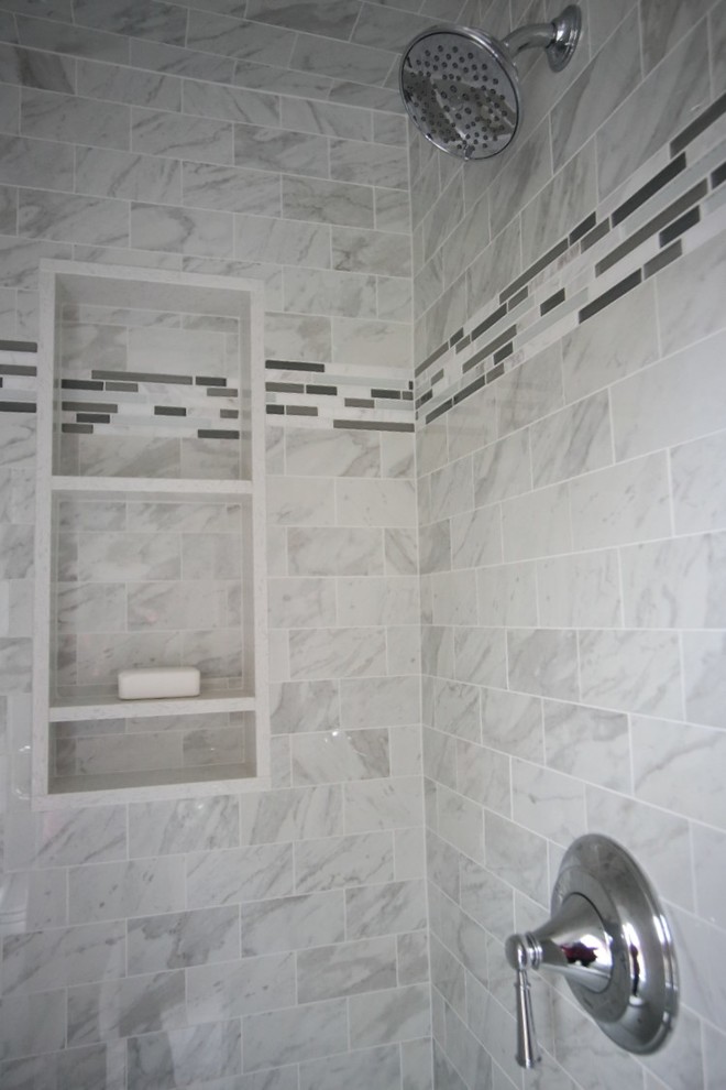 Idéer för små vintage badrum med dusch, med en dusch i en alkov, svart och vit kakel, porslinskakel, grå väggar och dusch med gångjärnsdörr