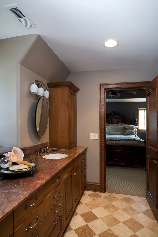 Exempel på ett stort klassiskt badrum med dusch, med luckor med upphöjd panel, skåp i mörkt trä, beige kakel, stenkakel, blå väggar, kalkstensgolv, ett undermonterad handfat och granitbänkskiva