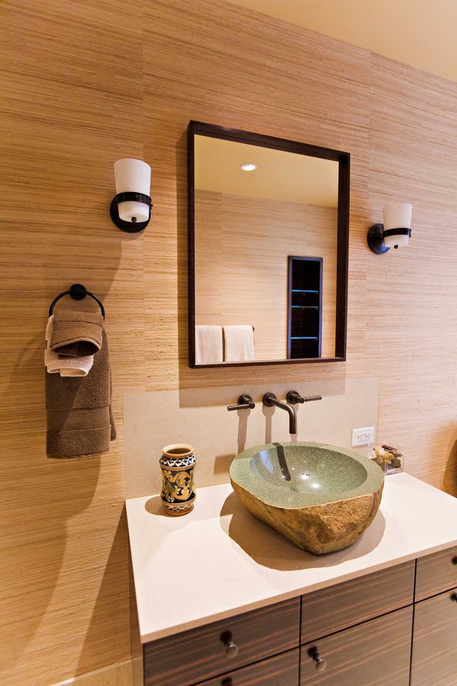 На фото: ванная комната среднего размера в стиле фьюжн с настольной раковиной, плоскими фасадами, темными деревянными фасадами, столешницей из известняка, угловым душем, унитазом-моноблоком, бежевой плиткой, коричневыми стенами и душевой кабиной