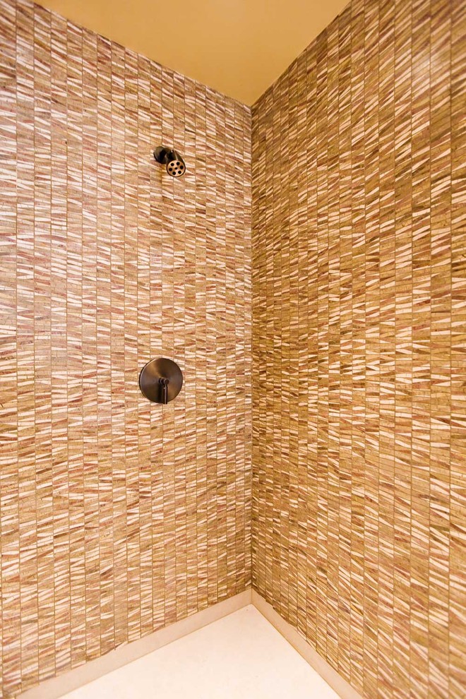 На фото: ванная комната среднего размера в стиле фьюжн с настольной раковиной, плоскими фасадами, темными деревянными фасадами, столешницей из известняка, угловым душем, унитазом-моноблоком, коричневой плиткой, коричневыми стенами и полом из известняка