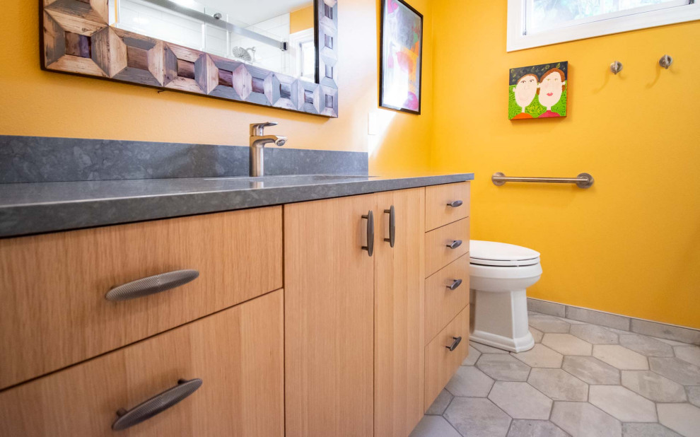 Идея дизайна: ванная комната среднего размера в стиле неоклассика (современная классика) с плоскими фасадами, светлыми деревянными фасадами, душем в нише, раздельным унитазом, белой плиткой, плиткой кабанчик, оранжевыми стенами, полом из керамической плитки, душевой кабиной, врезной раковиной, столешницей из искусственного кварца, серым полом, душем с раздвижными дверями, серой столешницей, нишей, тумбой под одну раковину и встроенной тумбой