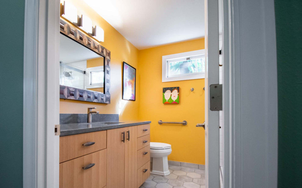 На фото: ванная комната среднего размера в стиле неоклассика (современная классика) с плоскими фасадами, светлыми деревянными фасадами, душем в нише, раздельным унитазом, белой плиткой, плиткой кабанчик, оранжевыми стенами, полом из керамической плитки, душевой кабиной, врезной раковиной, столешницей из искусственного кварца, серым полом, душем с раздвижными дверями, серой столешницей, нишей, тумбой под одну раковину и встроенной тумбой с