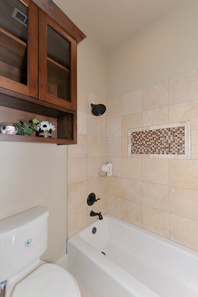 Exempel på ett stort rustikt badrum med dusch, med öppna hyllor, skåp i mörkt trä, en dusch/badkar-kombination, beige kakel, porslinskakel, beige väggar, travertin golv, ett fristående handfat och träbänkskiva