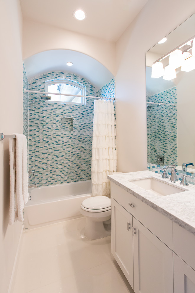 Idéer för ett litet modernt badrum med dusch, med släta luckor, vita skåp, marmorbänkskiva, ett platsbyggt badkar, en toalettstol med hel cisternkåpa, brun kakel och vita väggar