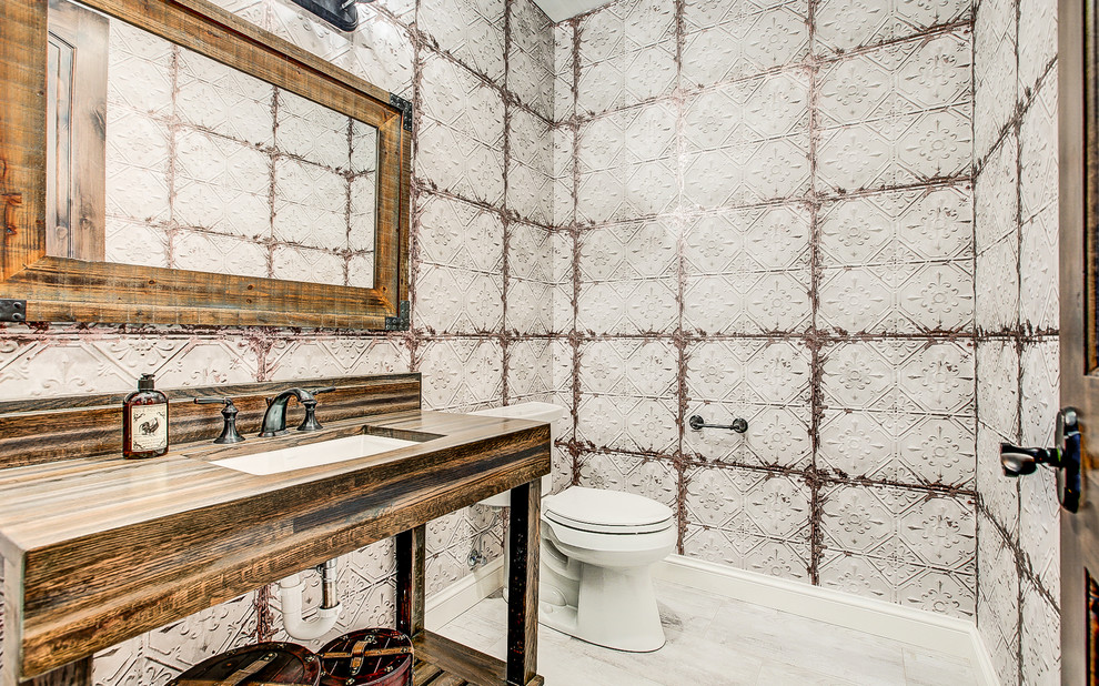Cette photo montre une salle de bain moderne en bois brun de taille moyenne avec un placard en trompe-l'oeil, WC séparés, un sol en ardoise, un lavabo encastré, un plan de toilette en bois et un sol blanc.