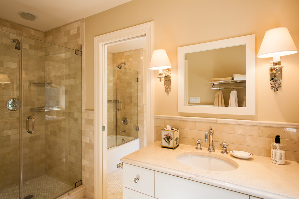 Ispirazione per una stanza da bagno classica con lavabo sottopiano, ante bianche, vasca ad alcova, vasca/doccia e piastrelle beige