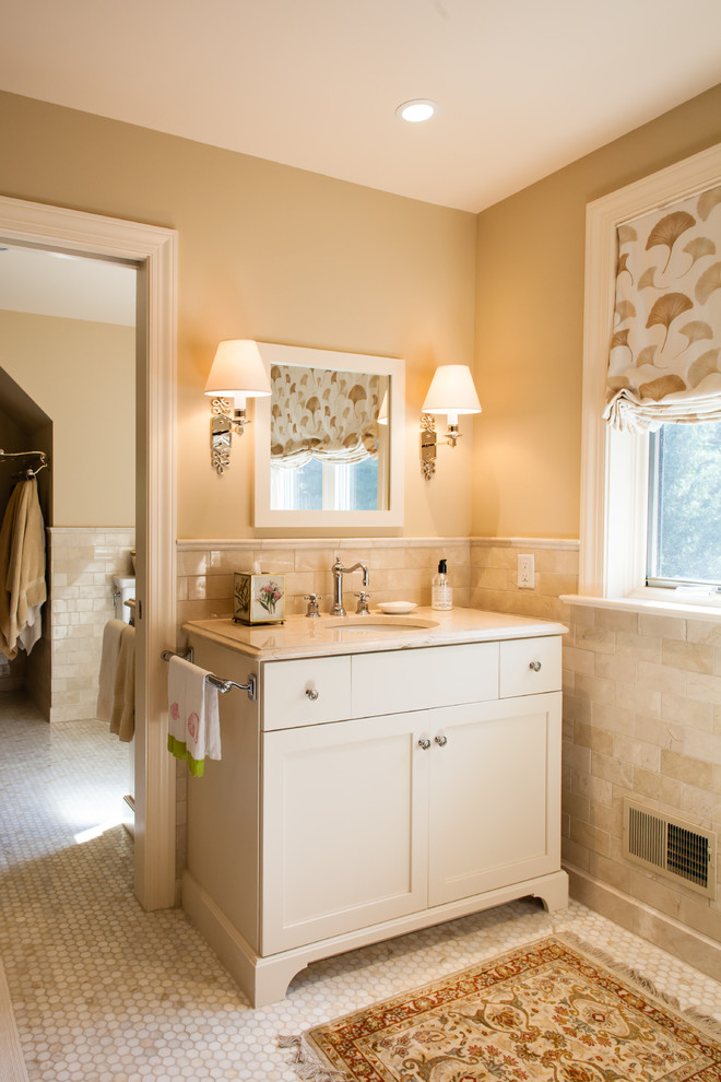 Esempio di una stanza da bagno chic con lavabo sottopiano, ante in stile shaker, ante bianche e piastrelle beige