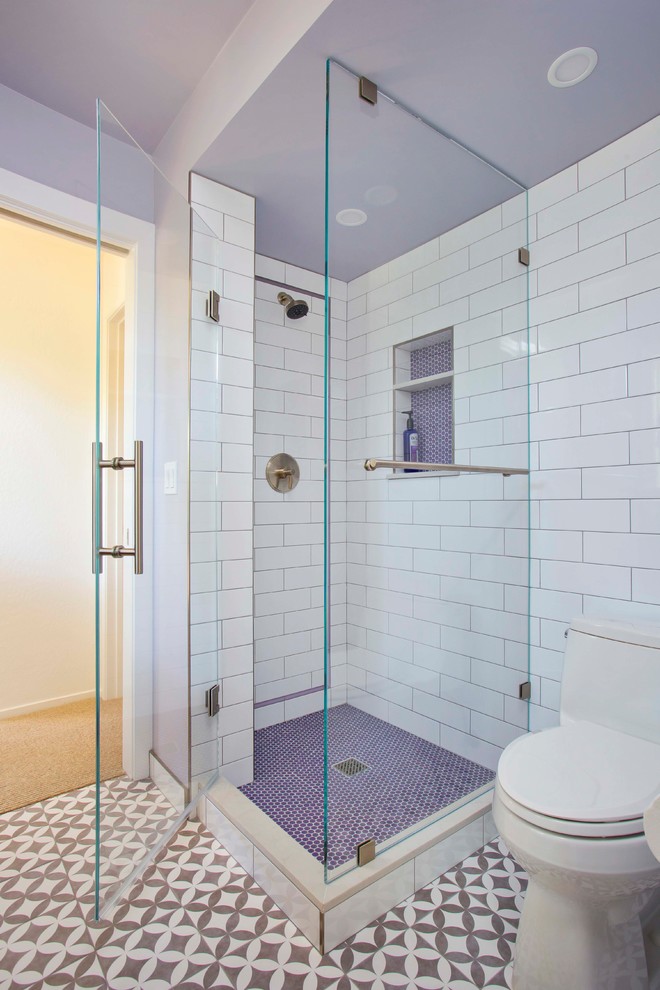 Свежая идея для дизайна: маленькая ванная комната в стиле неоклассика (современная классика) с фасадами в стиле шейкер, темными деревянными фасадами, угловым душем, унитазом-моноблоком, белой плиткой, керамической плиткой, фиолетовыми стенами, полом из керамической плитки, врезной раковиной, столешницей из искусственного кварца, серым полом, душем с распашными дверями и серой столешницей для на участке и в саду - отличное фото интерьера