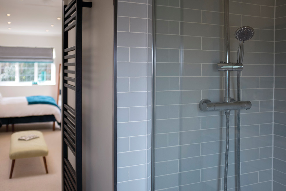 Источник вдохновения для домашнего уюта: главная ванная комната в стиле ретро с открытым душем, инсталляцией, серой плиткой, плиткой кабанчик, серыми стенами, полом из керамической плитки и подвесной раковиной