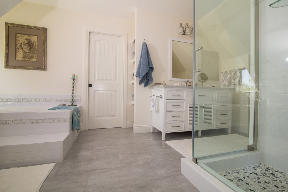 Idéer för ett mellanstort modernt en-suite badrum, med möbel-liknande, vita skåp, flerfärgad kakel, kakel i småsten, marmorbänkskiva, ett undermonterat badkar, en hörndusch, beige väggar, klinkergolv i porslin, ett undermonterad handfat, grått golv och dusch med gångjärnsdörr