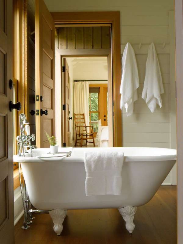 Inspiration for a classic bathroom in Seattle.