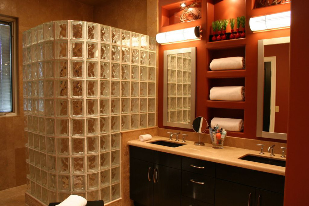Inspiration för ett mellanstort funkis en-suite badrum, med ett fristående handfat, släta luckor, svarta skåp, bänkskiva i kalksten, en kantlös dusch, beige kakel, stenhäll och orange väggar
