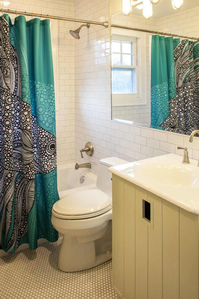 ニューヨークにあるトランジショナルスタイルのおしゃれな浴室 (一体型シンク) の写真