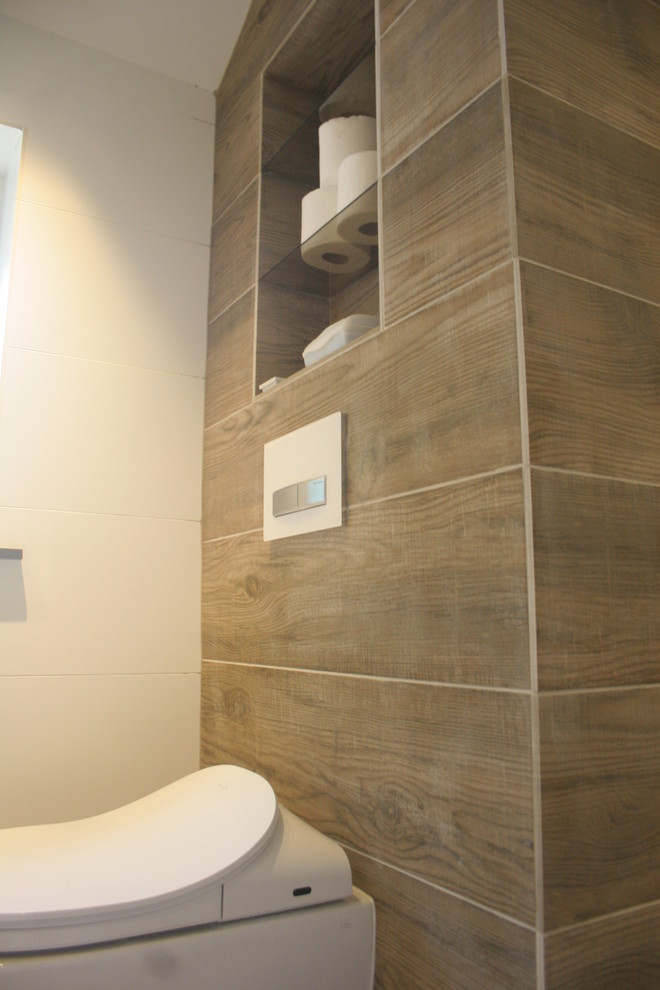 Inredning av ett modernt mellanstort en-suite badrum, med en vägghängd toalettstol, brun kakel, porslinskakel, bruna väggar och klinkergolv i porslin
