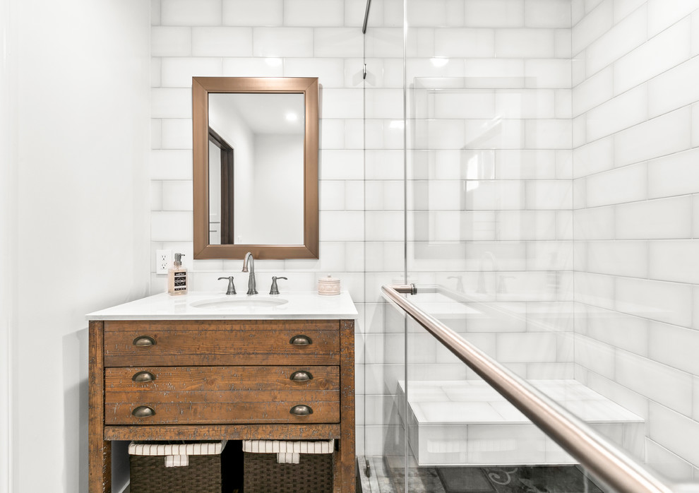 Inredning av ett klassiskt mellanstort badrum, med möbel-liknande, skåp i slitet trä, vit kakel, tunnelbanekakel, vita väggar, klinkergolv i porslin och grått golv