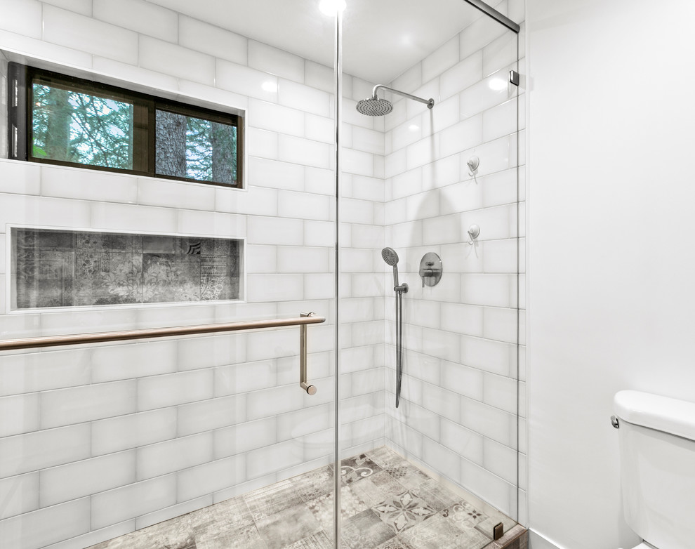 Idées déco pour une salle de bain classique en bois vieilli de taille moyenne avec un placard en trompe-l'oeil, un carrelage blanc, un carrelage métro, un mur blanc, un sol en carrelage de porcelaine et un sol gris.
