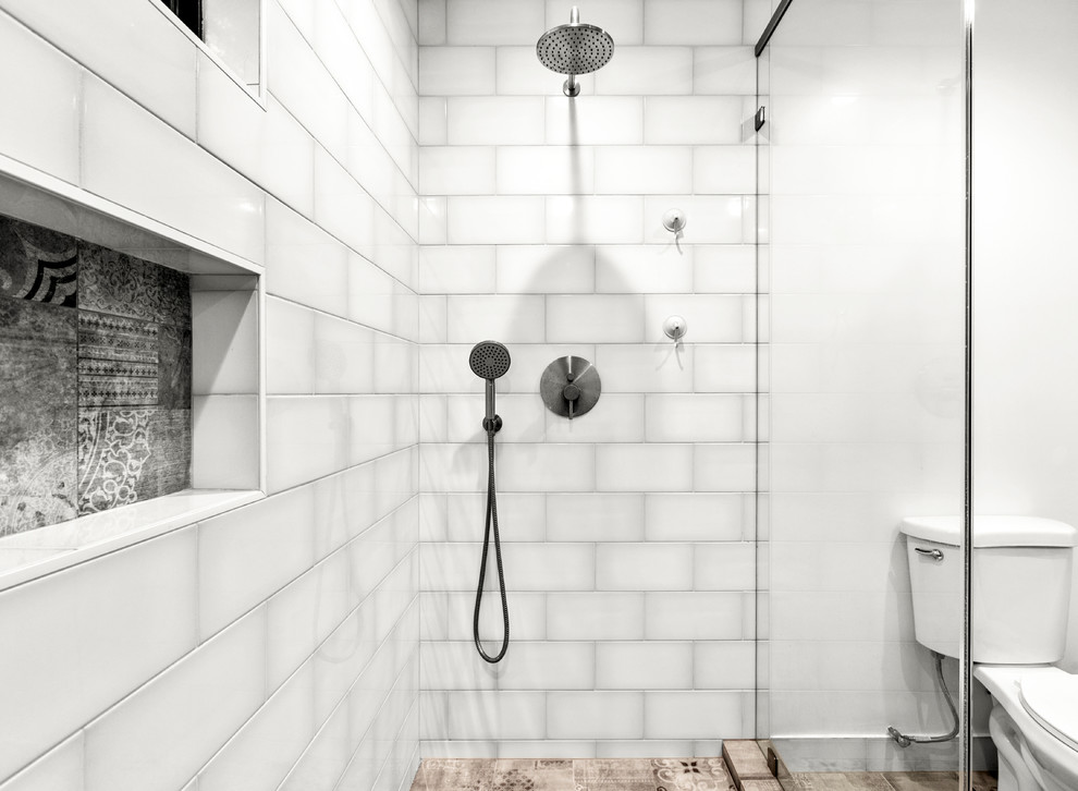 Idéer för att renovera ett mellanstort vintage vit vitt badrum, med möbel-liknande, skåp i mellenmörkt trä, vit kakel, tunnelbanekakel, vita väggar, klinkergolv i porslin och grått golv