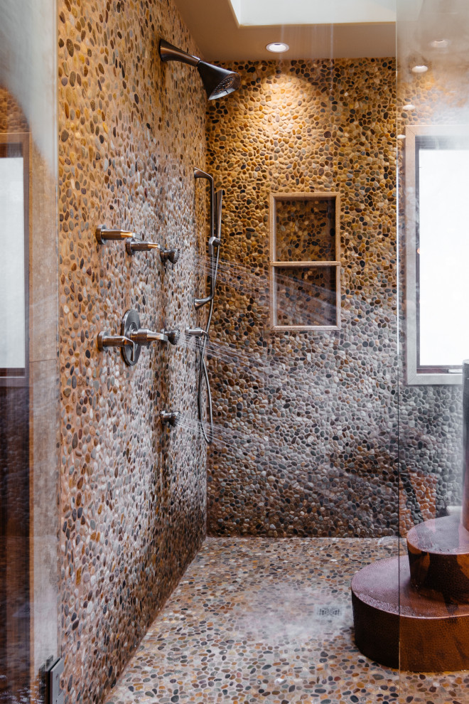 Inspiration för ett funkis gul gult en-suite badrum, med möbel-liknande, skåp i mellenmörkt trä, ett japanskt badkar, en dusch/badkar-kombination, en vägghängd toalettstol, grå kakel, kakel i småsten, grå väggar, mellanmörkt trägolv, ett fristående handfat, marmorbänkskiva, brunt golv och dusch med gångjärnsdörr