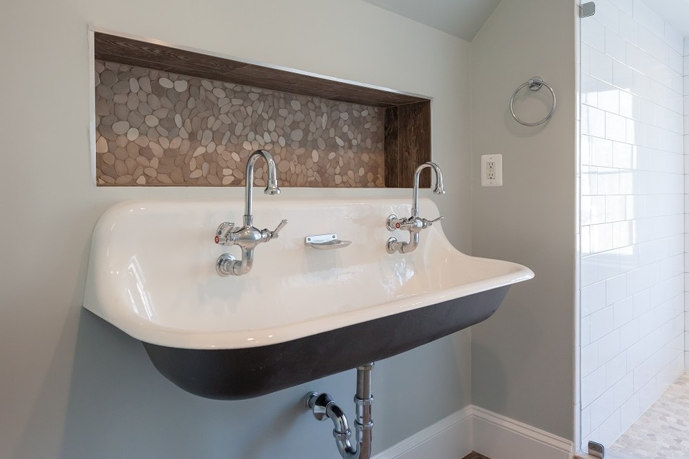 На фото: ванная комната в стиле кантри с душем в нише, белой плиткой, плиткой кабанчик, серыми стенами, полом из керамогранита, раковиной с несколькими смесителями, коричневым полом и душем с распашными дверями с