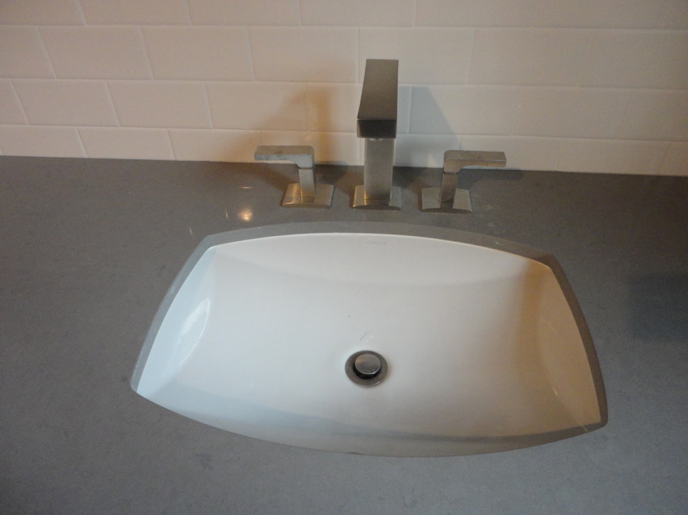 Esempio di una stanza da bagno moderna con ante in stile shaker, ante bianche, top in quarzo composito, piastrelle bianche, piastrelle diamantate e pareti grigie
