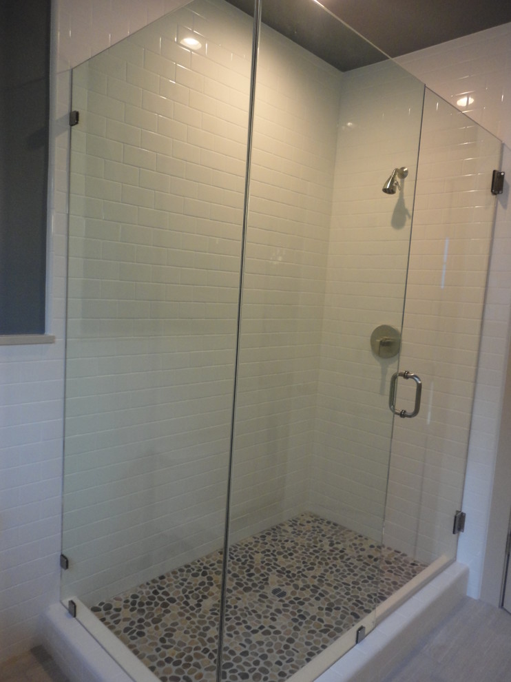 Cette image montre une salle de bain rustique avec un placard à porte shaker, des portes de placard blanches, un plan de toilette en quartz modifié, un carrelage blanc, un carrelage métro et un mur gris.