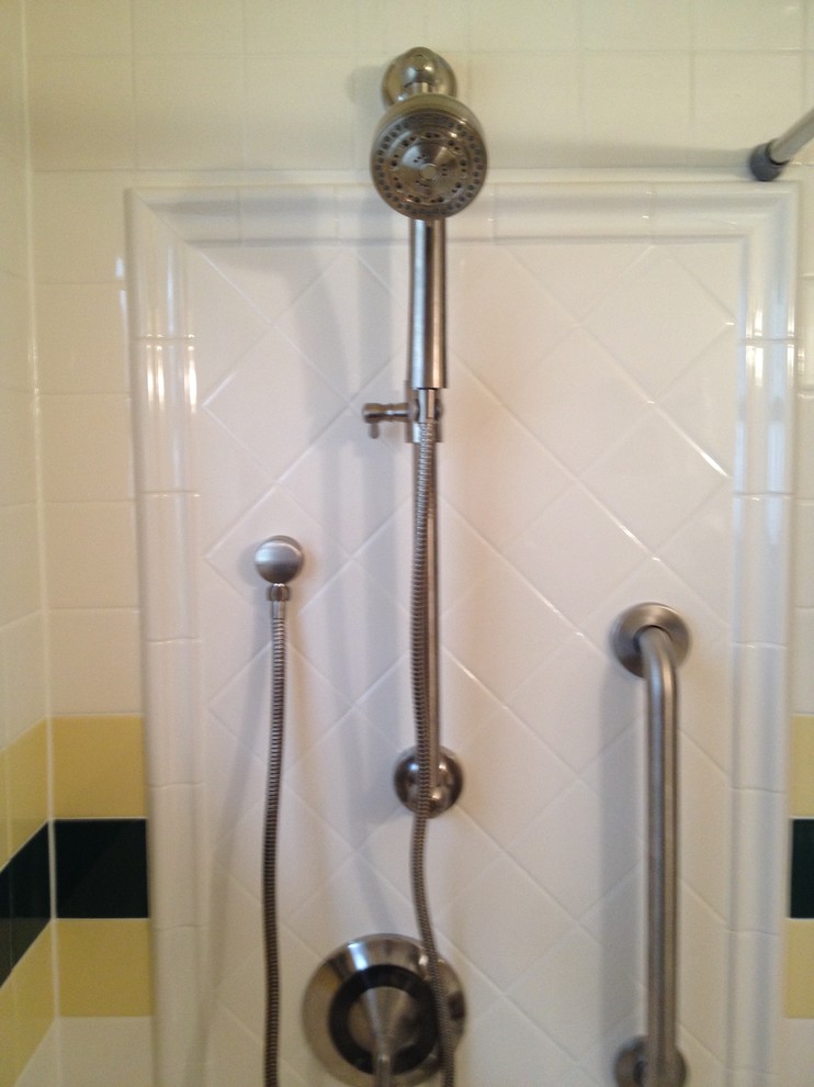 Стильный дизайн: ванная комната в классическом стиле с душем над ванной, белой плиткой и керамогранитной плиткой - последний тренд