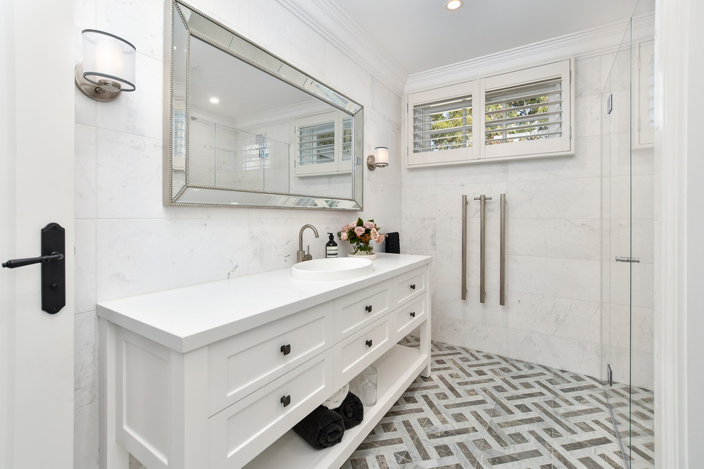 Idee per una grande stanza da bagno padronale minimalista con ante in stile shaker, ante bianche e top bianco