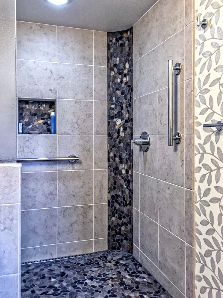 Photo of a small traditional ensuite bathroom in Hawaii with flat-panel cabinets, medium wood cabinets, a walk-in shower, a one-piece toilet, beige tiles, porcelain tiles, multi-coloured walls, porcelain flooring, a submerged sink, quartz worktops, beige floors and an open shower.