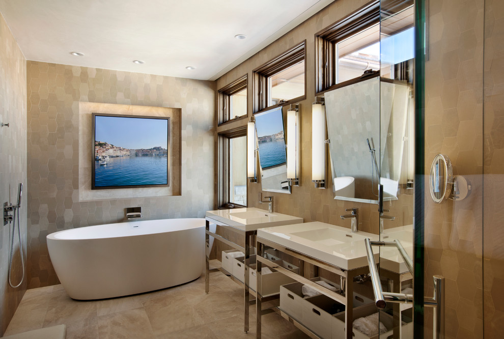 Стильный дизайн: большая главная ванная комната в стиле рустика с отдельно стоящей ванной, коричневой плиткой, каменной плиткой, полом из известняка, монолитной раковиной, открытыми фасадами и зеркалом с подсветкой - последний тренд