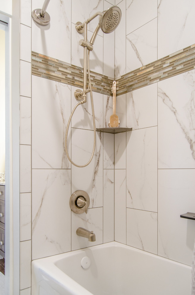 На фото: ванная комната среднего размера в стиле кантри с ванной в нише, душем над ванной, керамической плиткой, душевой кабиной и шторкой для ванной с