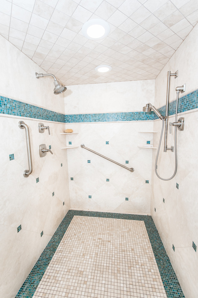Großes Maritimes Badezimmer En Suite mit Duschnische, blauen Fliesen, Mosaikfliesen, beiger Wandfarbe und Mosaik-Bodenfliesen in Miami