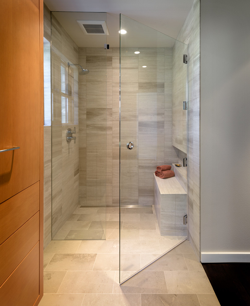 Foto på ett mellanstort funkis en-suite badrum, med möbel-liknande, skåp i mellenmörkt trä, en kantlös dusch, grå kakel, kakelplattor, vita väggar, kalkstensgolv, bänkskiva i rostfritt stål, grått golv och dusch med gångjärnsdörr
