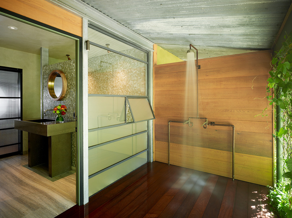 Immagine di una stanza da bagno padronale design di medie dimensioni con piastrelle grigie, piastrelle a mosaico, zona vasca/doccia separata, pareti verdi, pavimento in legno massello medio e lavabo integrato