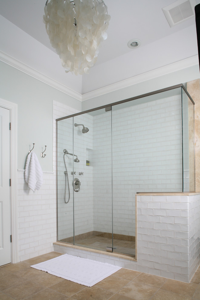 Cette image montre une salle de bain principale traditionnelle en bois foncé de taille moyenne avec une vasque, un placard en trompe-l'oeil, un plan de toilette en marbre, un carrelage blanc, un carrelage métro, un mur bleu et un sol en carrelage de céramique.