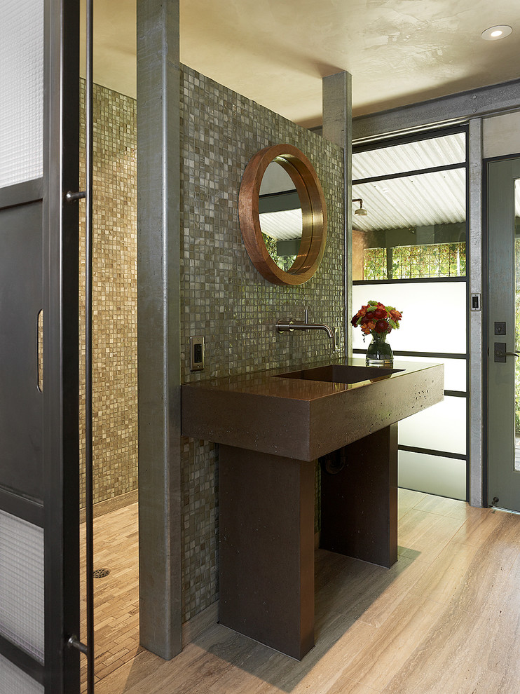 Inspiration pour une salle de bain design avec un plan vasque, une douche ouverte, un carrelage gris, mosaïque et aucune cabine.