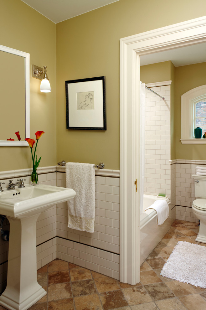Idee per una stanza da bagno tradizionale con lavabo a colonna, piastrelle bianche, piastrelle diamantate e pareti verdi