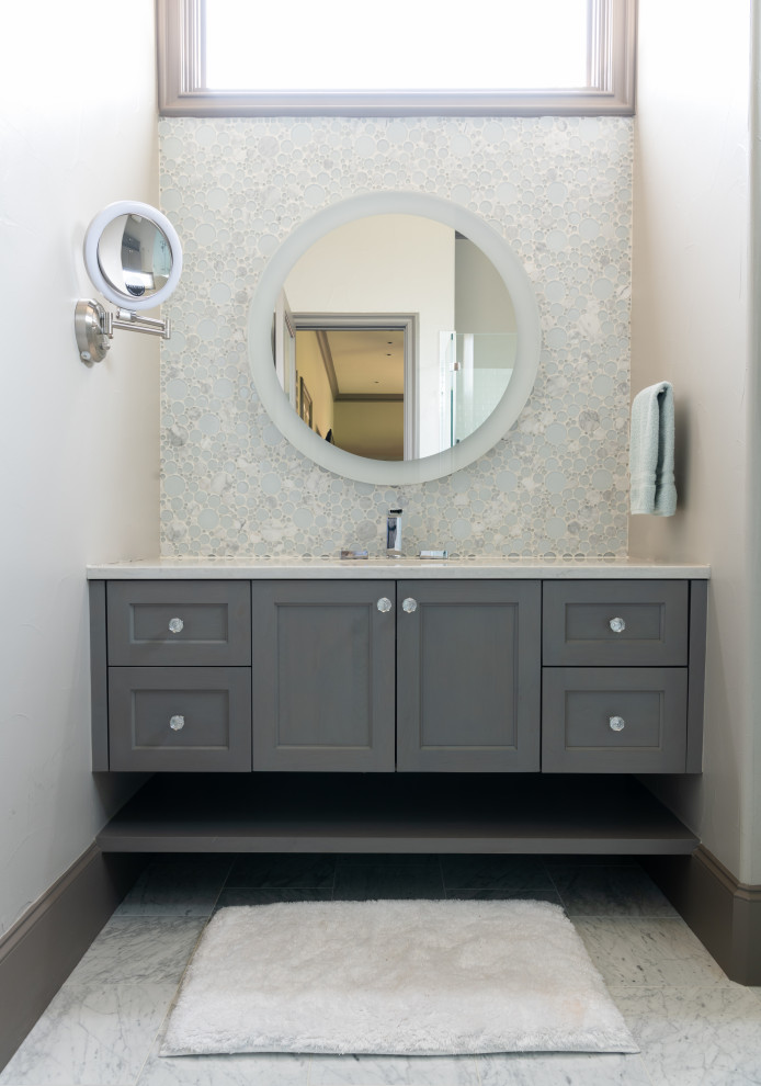 Exempel på ett mellanstort klassiskt beige beige badrum, med skåp i shakerstil, grå skåp, vit kakel, glaskakel, beige väggar, marmorgolv, ett undermonterad handfat, bänkskiva i kvarts och vitt golv