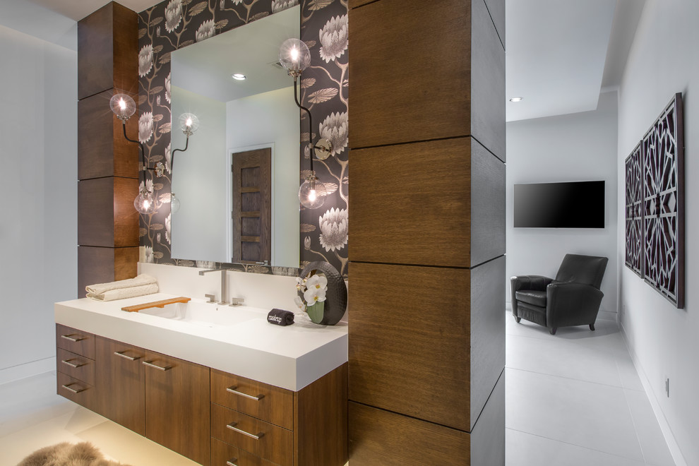 Idee per una stanza da bagno minimal con ante lisce, ante in legno scuro, pavimento beige e porta doccia a battente