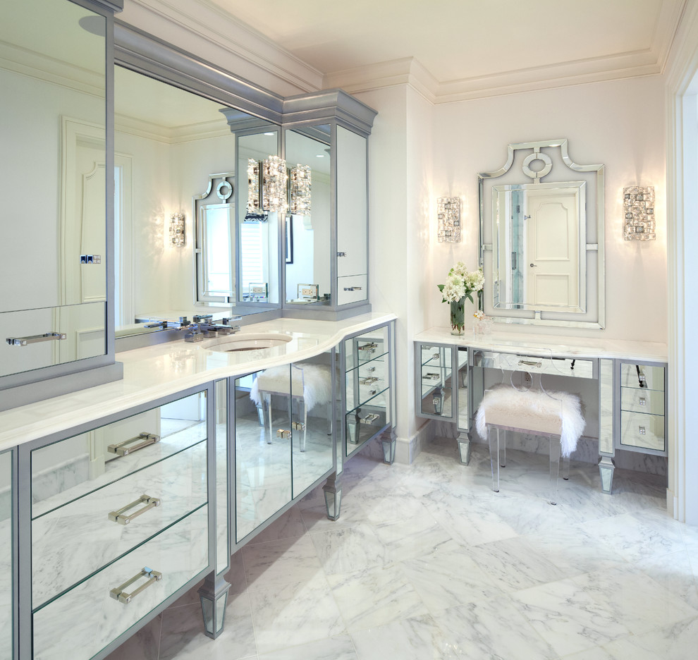 Klassisk inredning av ett en-suite badrum, med marmorgolv, ett undermonterad handfat och släta luckor
