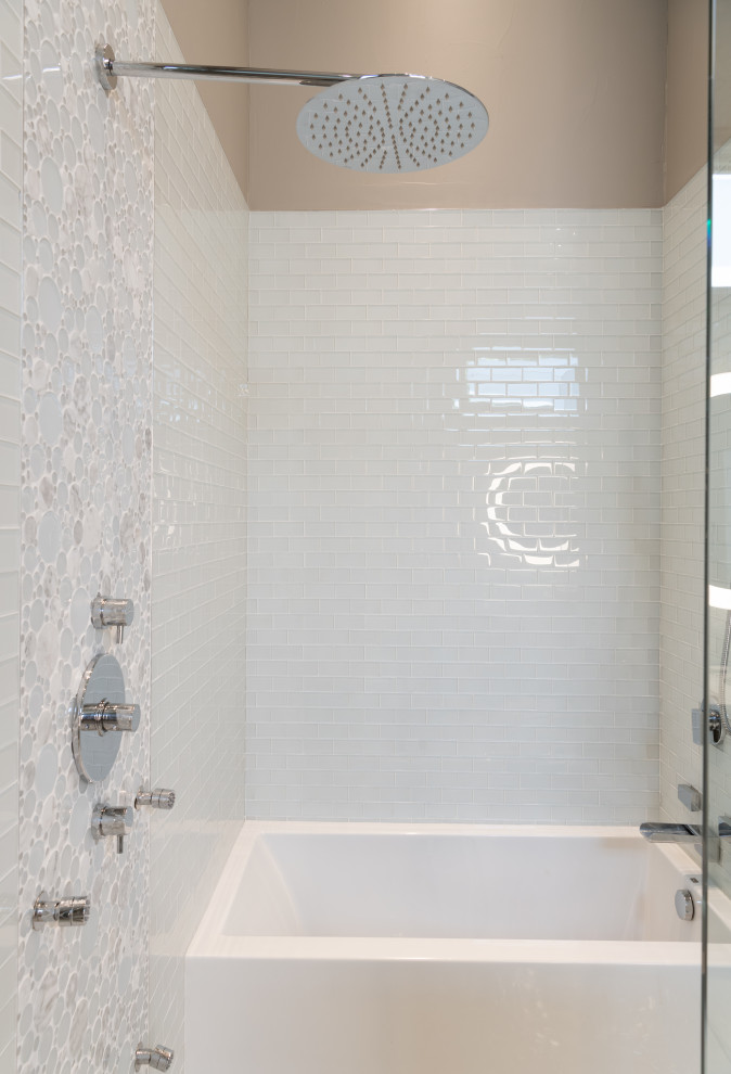 Inredning av ett klassiskt mellanstort badrum, med vit kakel, glaskakel, beige väggar, marmorgolv, ett undermonterad handfat, vitt golv, ett badkar i en alkov, våtrum och dusch med gångjärnsdörr